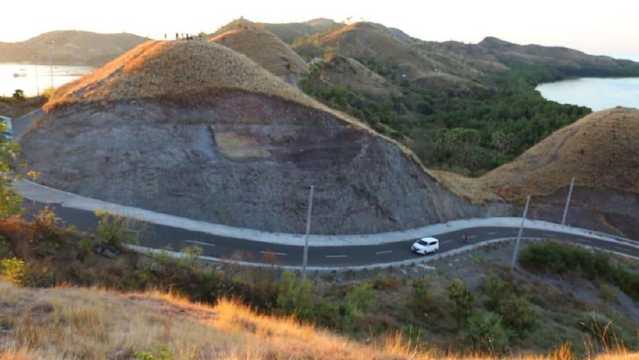 Kementerian Pekerjaan Umum dan Perumahan Rakyat (PUPR) membangun Jalan Lingkar Utara Flores dari Labuan Bajo-Kedindi sepanjang 141,29 km.