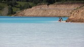 Danau buatan tersebut memang menggoda siapapun untuk berfoto di sekitarnya. Airnya jernih kebiruan dan bebatuannya putih bersih. (Photo by Rostislav NETISOV / AFP)