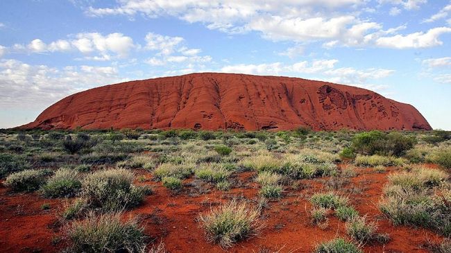 Uluru Diserbu Turis Sebelum Larangan Pendakian Diterapkan