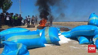 Demo PT Garam, Warga Pamekasan Tutup Jalan dengan 5 Ton Garam