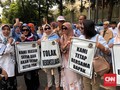 Tolak Rekonsiliasi, Emak-emak Demo di Depan Rumah Prabowo