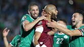 Pemain Aljazair Islam Slimani dan Rais M'Bolhi merayakan sukses mereka lolos ke semifinal usai menyingkirkan Pantai Gading melalui drama adu penalti 4-3. (REUTERS/Suhaib Salem)