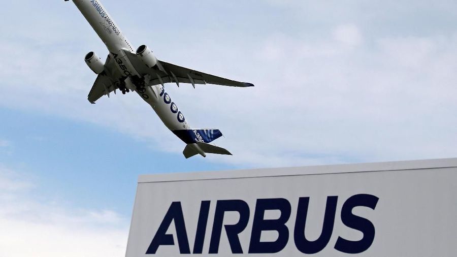 FILE PHOTO: An Airbus A350-1000 performs during the 53rd International Paris Air Show at Le Bourget Airport near Paris, France June 18, 2019. REUTERS/Pascal Rossignol/File Photo