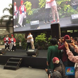 Mantap Sob! Erick Thohir dan Sandi Berpelukan