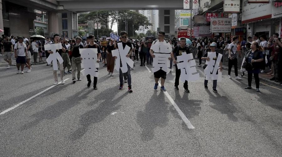 Aksi itu ditujukan pada pedagang China daratan yang menurut penduduk setempat memicu inflasi, menaikkan harga properti, dan menghindari pajak.