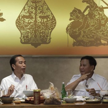 Mengintip Momen Kongko Jokowi dan Prabowo Sambil Makan Bareng