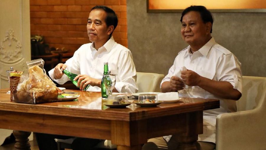 Saat menyampaikan keterangan pers bersama, Prabowo mengucapkan selamat ke Jokowi.