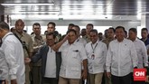 Prabowo Subianto tiba di Stasiun MRT Lebak Bulus, Jakarta, Sabtu (13/7). (CNN Indonesia/Adhi Wicaksono)