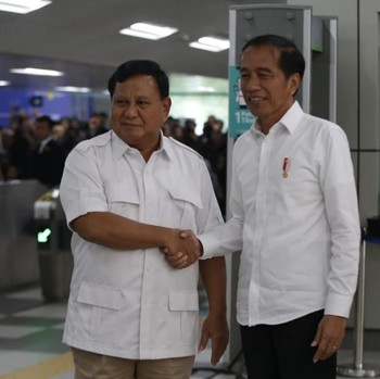 Momen Adem Jokowi dan Prabowo Meet Up di MRT Jakarta