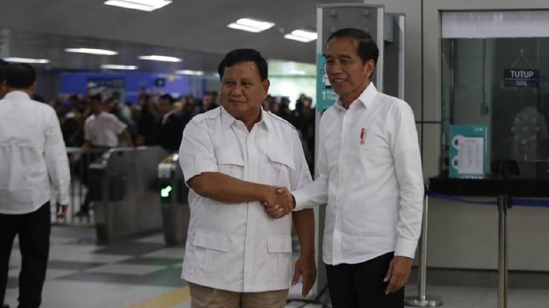 Saat menyampaikan keterangan pers bersama, Prabowo mengucapkan selamat ke Jokowi.