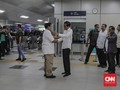 Jokowi Berpelukan dengan Prabowo di MRT Lebak Bulus