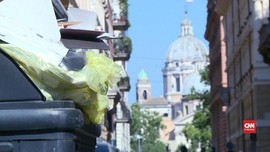 VIDEO: Tumpukan Sampah Penuhi Tepi Jalan di Roma