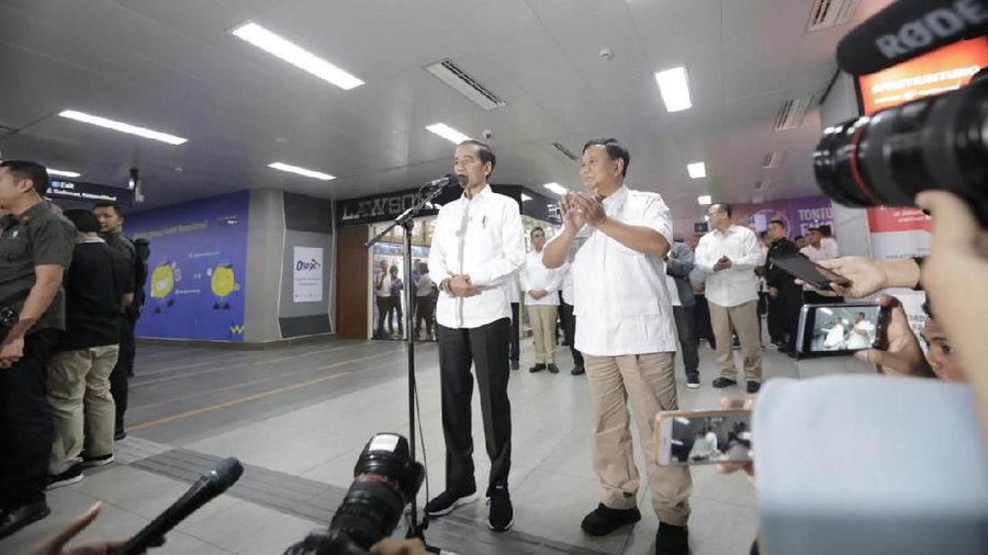Momen akrab Jokowi dan Prabowo jajal MRT Jakarta bareng