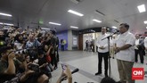 Presiden Joko Widodo (kiri) dan Ketua Umum Partai Gerindra Prabowo Subianto (kanan) memberikan keterangan kepada wartawan di Stasiun MRT Senayan, Jakarta, Sabtu (13/7). (CNN Indonesia/Adhi Wicaksono)