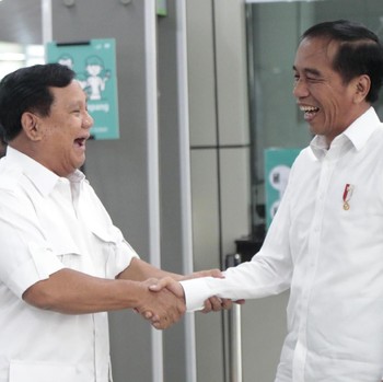 Salut! Momen Tawa Lepas & Jabat Tangan Jokowi-Prabowo di MRT