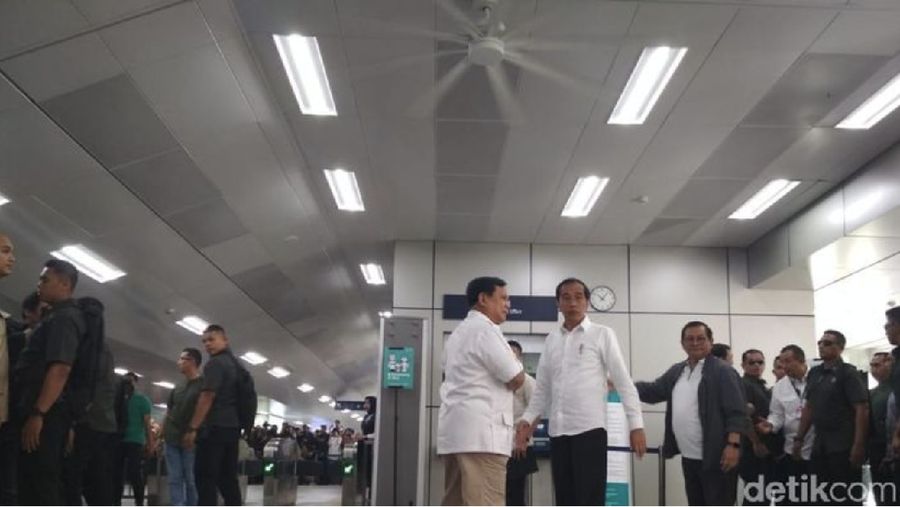 Pagi ini Presiden Joko Widodo (Jokowi) dan lawan politiknya dalam Pilpres 2019, yaitu Prabowo Subianto akhirnya bertemu.