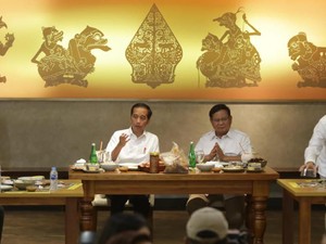 Berlatar Tokoh Semar dkk, Jokowi dan Prabowo Makan Bareng