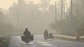 Pantauan Antara, di kawasan Desa Suak Timah, Kecamatan Samatiga, Aceh Barat ketebalan kabut asap yang melanda kawasan ini mengganggu jarak pandang. Jarak pandang terbatas hanya 50 meter hingga 100 meter. (ANTARA FOTO/Syifa Yulinnas)