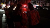 Warga New York secara umum menyikapi pemadaman hari Sabtu dengan tenang, beberapa orang berinisiatif mengatur persimpangan mengarahkan lalu lintas. (AP Photo/Michael Owens)