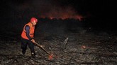 Kabut asap juga menyebabkan warga kesulitan bernafas. Pada malam hari warga harus menutup rapat-rapat pintu rumah maupun jendela agar sebaran kabut asap tidak masuk ke dalam rumah dan mengganggu nafas mereka. (ANTARA FOTO/Syifa Yulinnas)