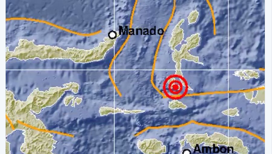 pusat gempa diketahui berada di darat dan berjarak 62 km dari timur laut Labuha dengan kedalaman 10 km.
