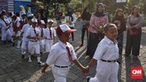 Orangtua mengantar anak-anaknya untuk bersekolah di hari pertama di SD Negeri Karet 01, Jakarta, 15 Juli 2019. Ini adalah fase baru bagi anak-anak untuk menempuh pendidikan di sekolah formal. (CNNIndonesia/Safir Makki)
