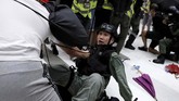 Para demonstran juga membalas sikap represif polisi dengan melemparkan payung yang mereka bawa. (REUTERS/Tyrone Siu)