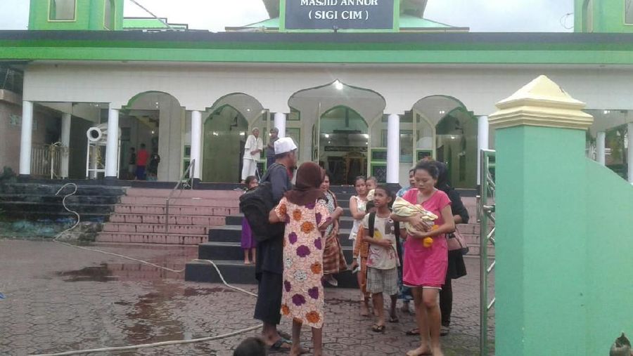 Gempa berkuatan magnito 7,2 mengguncang Maluku Utara hari Minggu (14/07) akibatnya warga memilih untuk tidur di luar rumah mereka.