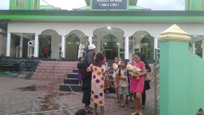 Gempa berkuatan magnito 7,2 mengguncang Maluku Utara hari Minggu (14/07) akibatnya warga memilih untuk tidur di luar rumah mereka.