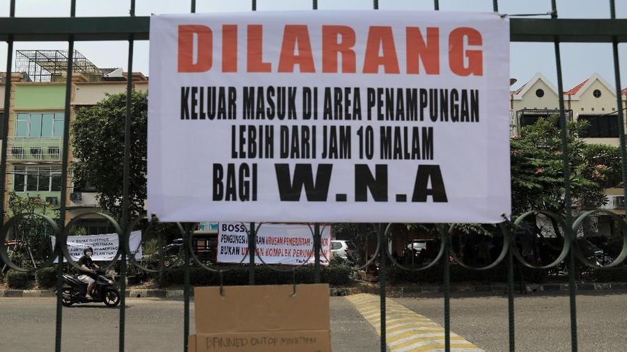 Wakil Wali Kota Jakarta Barat Muhammad Zen mengatakan, pihaknya akan menurunkan banner yang berisi tulisan penolakan dari beberapa warga sekitar.