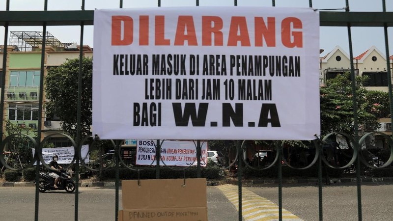 Wakil Wali Kota Jakarta Barat Muhammad Zen mengatakan, pihaknya akan menurunkan banner yang berisi tulisan penolakan dari beberapa warga sekitar.