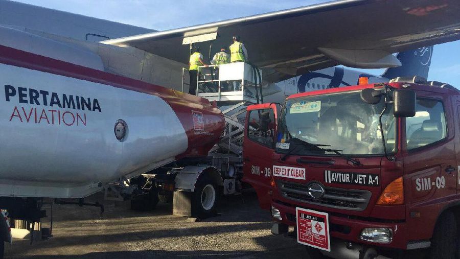 Pengisian Avtur pesawat (Pertamina)