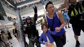 Polisi lantas bergerak mendesak para demonstran pergi. Aparat kepolisian satuan anti huru-hara dikerahkan untuk menghalau para pengunjuk rasa yang berdemonstrasi hingga ke dalam Mal Sha Tin. (REUTERS/Tyrone Siu)