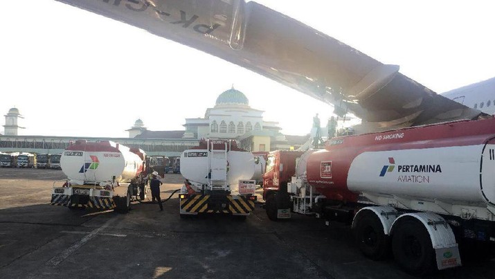 Pengisian Avtur pesawat (Pertamina)
