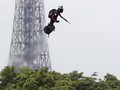 FOTO: Pria Melayang Pakai Papan Terbang di Langit Paris
