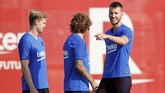 Griezmann berbincang dengan pemain baru Barcelona lainnya: Frenkie de Jong (kiri) yang didatangkan dari Ajax Amsterdam dan Neto dari Valencia. (REUTERS/Albert Gea)