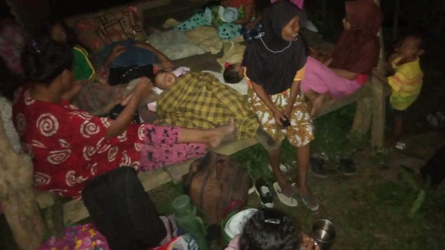 Gempa berkuatan magnito 7,2 mengguncang Maluku Utara hari Minggu (14/07) akibatnya warga memilih untuk tidur di luar rumah mereka.