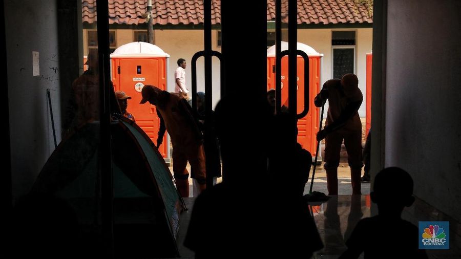 Pemprov DKI Jakarta menyediakan tempat penampungan sementara untuk para pencari suaka di bekas Gedung Kodim Kalideres, Jakarta Barat