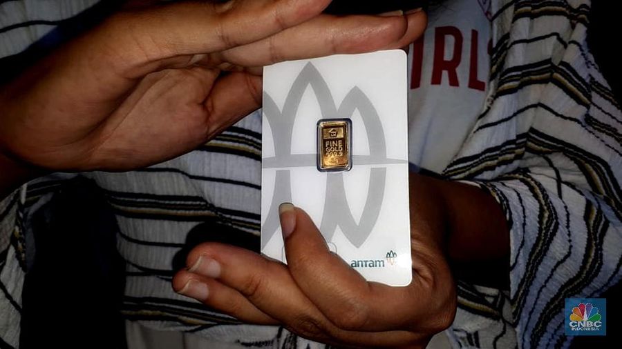 Harga emas logam mulia acuan yang diproduksi PT Aneka Tambang Tbk (ANTM) pada perdagangan Sabtu ini (20/7/2019) turun Rp 11.000/gram.