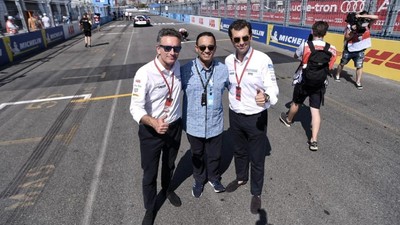 Gubernur DKI Jakarta Anies Baswedan saat mengunjungi balapan Formula E E-Prix New York 2019 di Brooklyn City Streets. (facebook/Anies Baswedan) Gubernur DKI Jakarta Anies Baswedan saat mengunjungi balapan Formula E E-Prix New York 2019 di Brooklyn City Streets. (facebook/Anies Baswedan)
