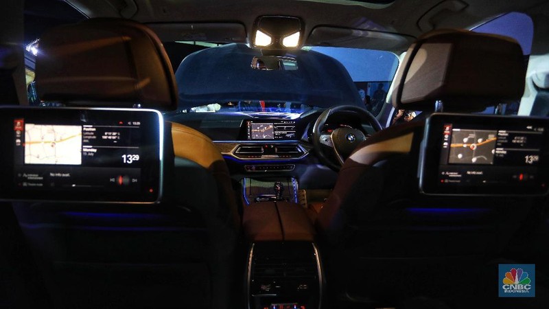 BMW X7 ditawarkan dengan harga Rp 2.399.000.000 off the road. Mobil ini dapat julukan 