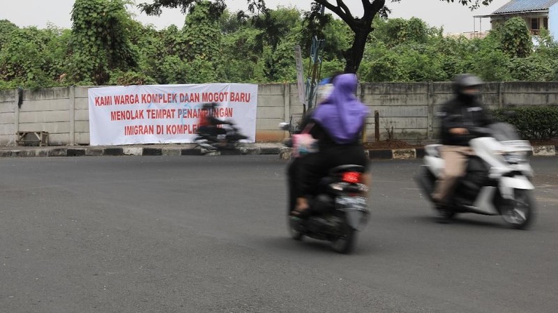 Wakil Wali Kota Jakarta Barat Muhammad Zen mengatakan, pihaknya akan menurunkan banner yang berisi tulisan penolakan dari beberapa warga sekitar.