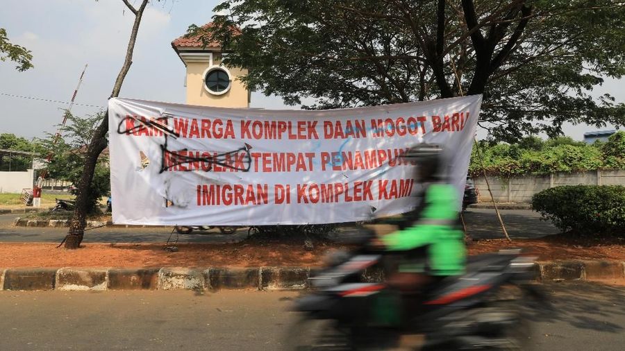 Wakil Wali Kota Jakarta Barat Muhammad Zen mengatakan, pihaknya akan menurunkan banner yang berisi tulisan penolakan dari beberapa warga sekitar.