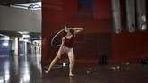 Di sela-selanya, para aktor serta aktris panggung, penari, musisi dan seniman memanfaatkan ruang untuk berlatih dan tampil. (REUTERS/Corinna Kern)