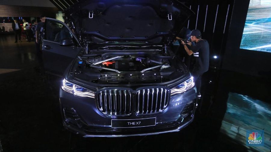 BMW X7 ditawarkan dengan harga Rp 2.399.000.000 off the road. Mobil ini dapat julukan 