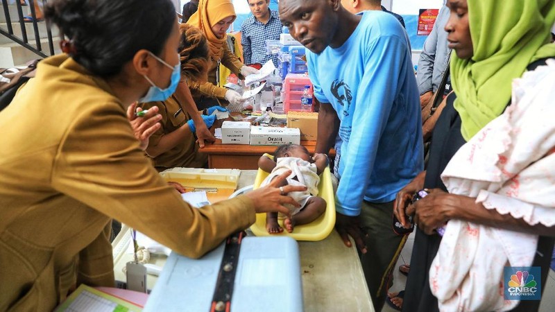 Pemprov DKI Jakarta menyediakan tempat penampungan sementara untuk para pencari suaka di bekas Gedung Kodim Kalideres, Jakarta Barat