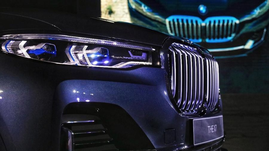BMW X7 ditawarkan dengan harga Rp 2.399.000.000 off the road. Mobil ini dapat julukan 