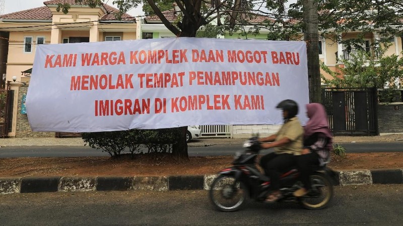 Wakil Wali Kota Jakarta Barat Muhammad Zen mengatakan, pihaknya akan menurunkan banner yang berisi tulisan penolakan dari beberapa warga sekitar.