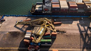 Kerugian Crane Roboh Tertabrak Kapal Capai Rp60 Miliar