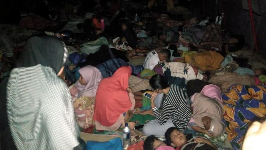 Gempa berkuatan magnito 7,2 mengguncang Maluku Utara hari Minggu (14/07) akibatnya warga memilih untuk tidur di luar rumah mereka.